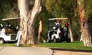 Dos Chicas Se Pasean Desnudas En Campo De Golf
