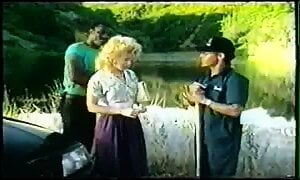 Rubia Se Desnuda Para Entrar A Campamento Nudista