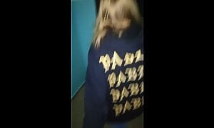 Школьница страстно отсосала в подъезде после прогулки