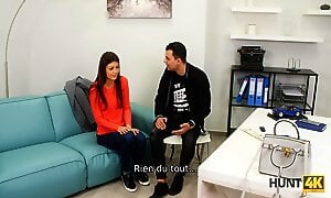 HUNT4K. Chatte Rasée Est Pénétrée Dur Devant Son Petit Ami