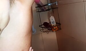 Побрила свою киску, но не выбрила подмышки, так как моя девушка не дала этого сделать...