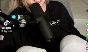 Streamer girl fart