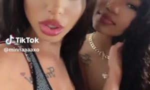 Minaaxo kissing