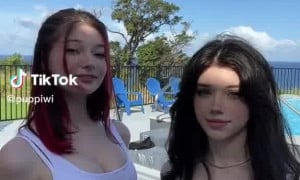 Puppiwi - Sexy with her friend