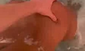 Kikikattan blowjob in bathub