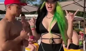 Fesch6 - Sexy dance in the pool...