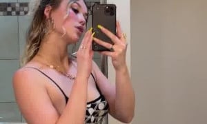 Sondrablust loves to show off Hot body on cam