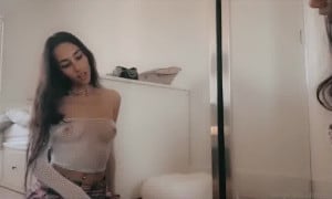 Izzy Green  porn - Show pussy Rubbing with A sex toy on the mirror