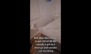 Snowmixy Naked Boobs in Kitchen!