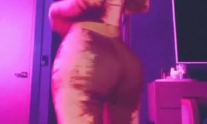 Iggy Azalea  Nude Leggings Strip Video 