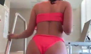 Yesjulz - Nude show in the pool Viral video