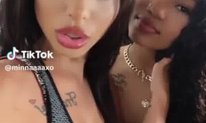 Minaaxo kissing