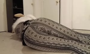 Girl farting - video 821