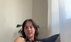 Jules Ari Masturbates With Her Fat Booty