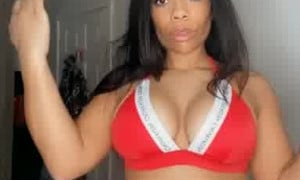 Ellepeachxr Flaunts Her Body In Bikini