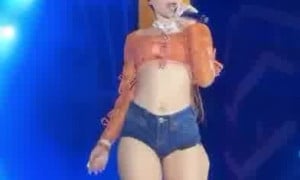 Ice Spice Teases Her Fat Ass In Concert
