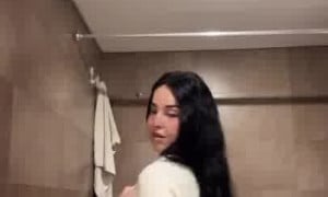 Buunnymia Undresses To Show Her Hot Body