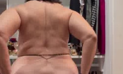 Ivorygoddess Rubs Her Juicy Ass