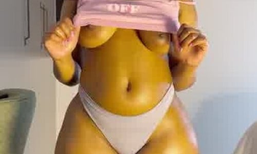 PetiteTumi Jiggles Her Juicy Ass