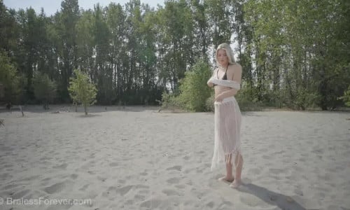 Kaylee Killion Struts Naked At The Lake