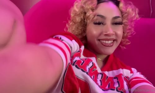 Cheerleader Jai Lyssa Spreads Pussy