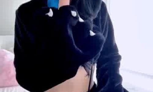 ItsUwUHoney Rubs A Dildo On Her Pussy