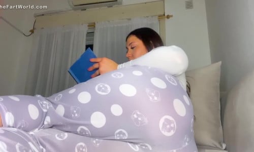 Big booty fart around the house