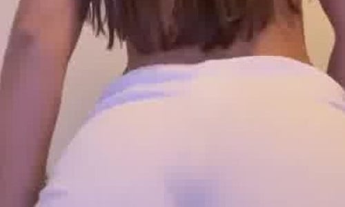 Lacamilacruzz Shows Her Round Ass Cheeks