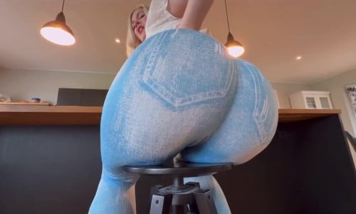 Sexy girl farting - video 72